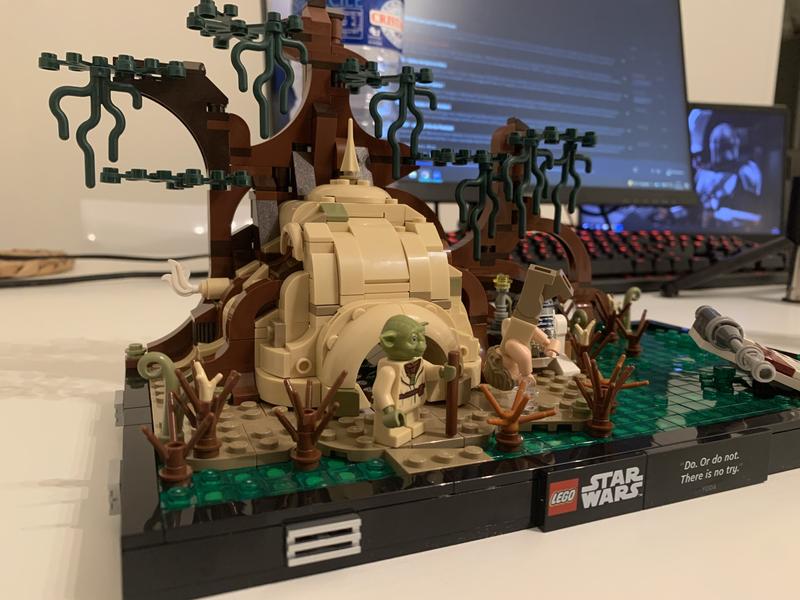 LEGO Star Wars Diorama de l'entraînement Jedi sur Dagobah 75330 ; Ensemble  de construction (1000 pièces)