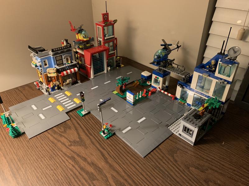 This new road plate system from 60304 is perfect for my living room LEGO  display. You can see the problem I have with the old road base plates in  the background of