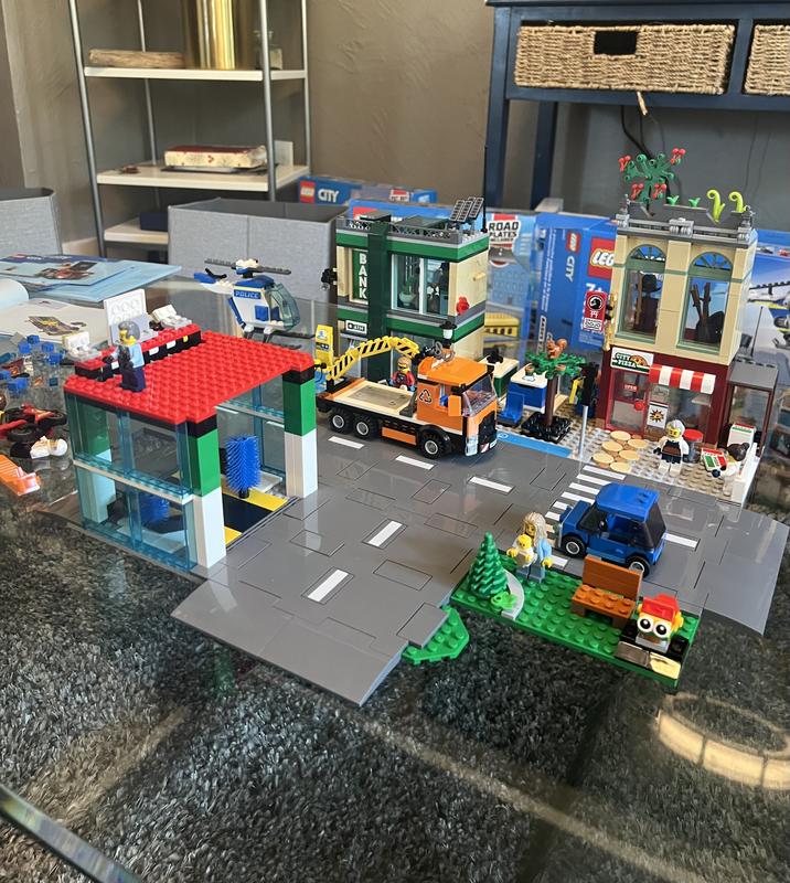 LEGO My City Town Center 60292 (790 pieces) | Toys R Us Canada