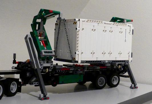 Le conteneur en cours de chargement