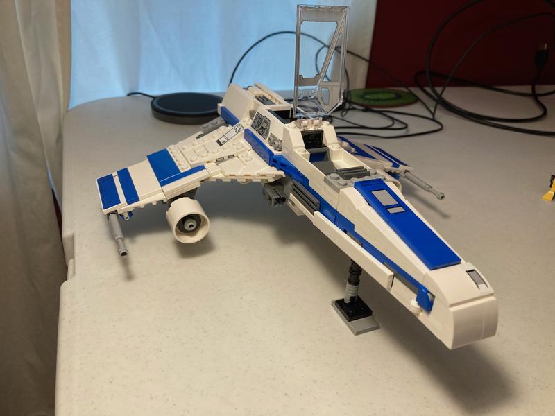 LEGO Star Wars: Ahsoka New Republic E-Wing vs. Shin Hatis 