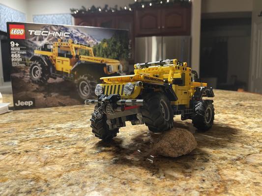 LEGO Technic Jeep Wrangler 42122 Building Kit (665 Pieces) (Damaged Box)  673419340052
