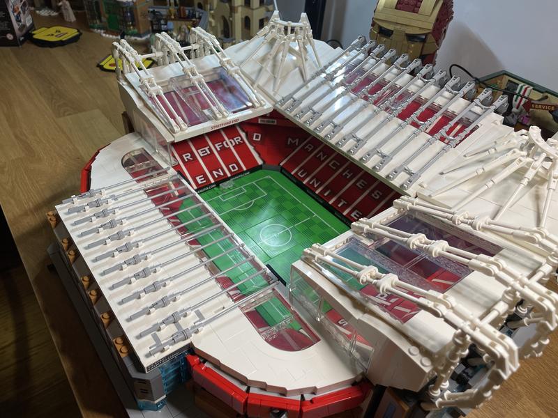 LEGO dévoile une réplique en 3898 pièces du stade Old Trafford