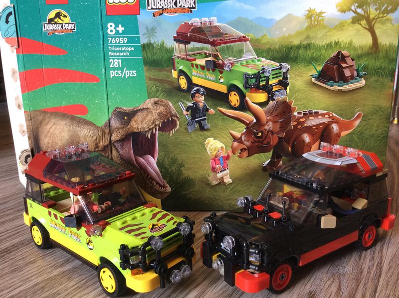 Lego jurassic world car best sale in tree