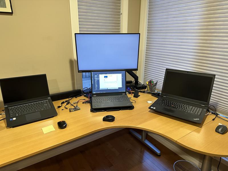 P27u-20 Mounted on swivel services 3 PCs