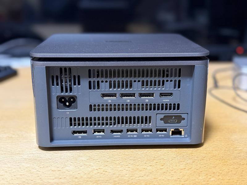 ThinkCentre neo Ultra Gen 2(Intel) | パワフルでスリムな小型AI PC