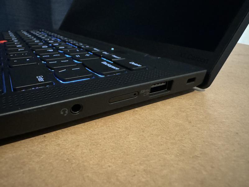 ThinkPad X1 Carbon Gen 11 | スリムで軽量、ハイパフォーマンスの14型