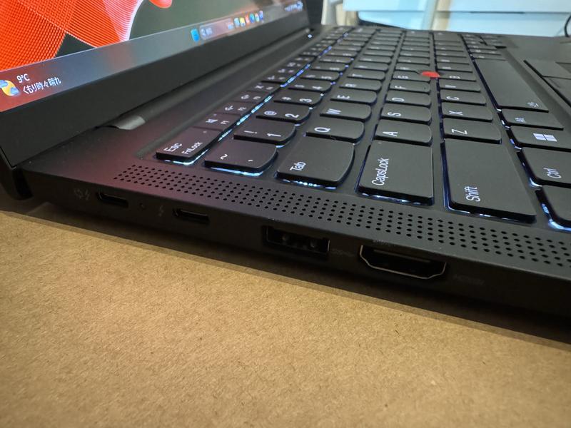 ThinkPad X1 Carbon Gen 11 | スリムで軽量、ハイパフォーマンスの14型