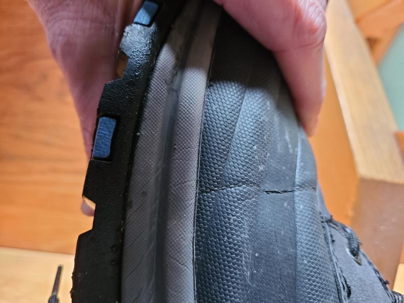 Craquelures de chaques côtés laissant entrer l'eau