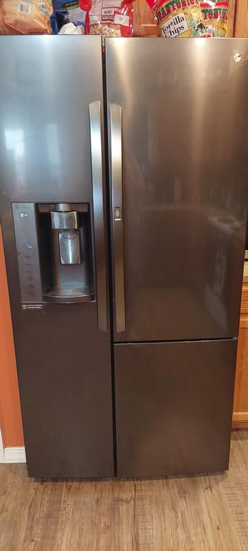 高評価アイテム LG 26.1-cu ft Side-by-Side Refrigerator with Ice Maker トップス