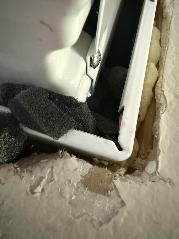 Gap in the casing around air conditioner