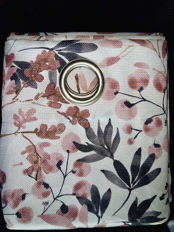 Comes with eyelet rings.