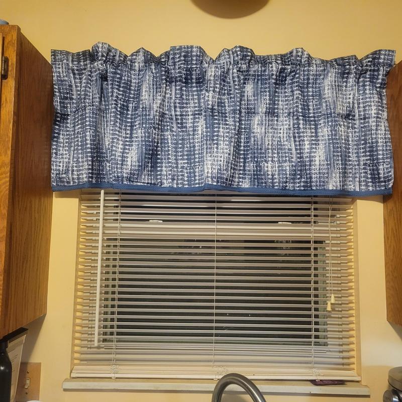Valance curtain on kitchen window