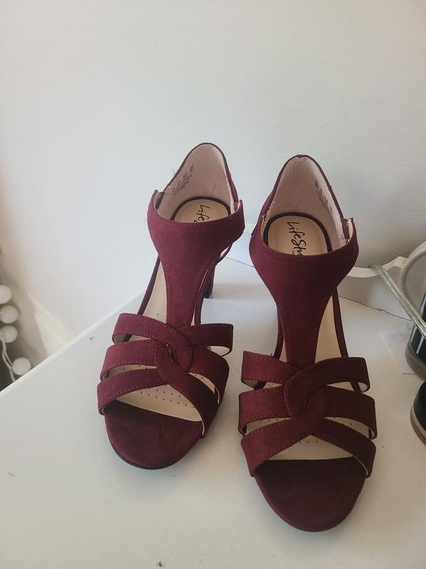 good shoe - but little loose threads on the heels