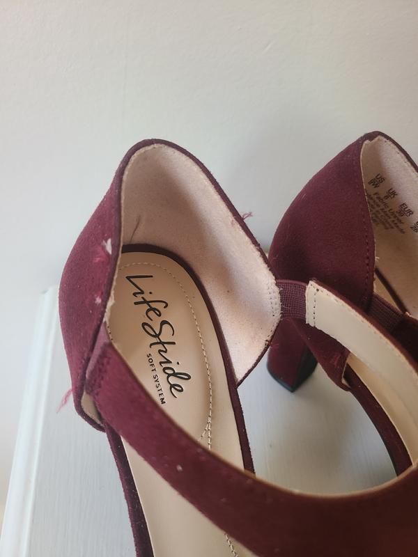 Little pieces of loose thread ...