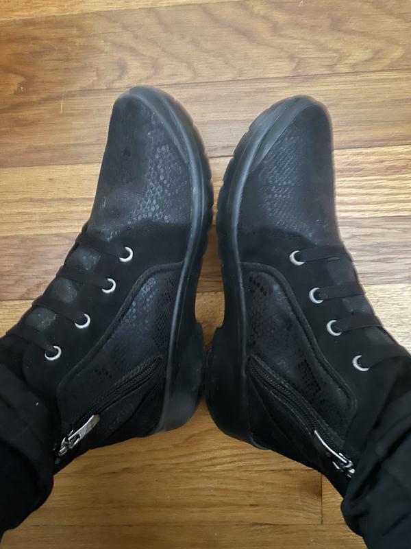 Right laces and eyelets were sewed crooked.