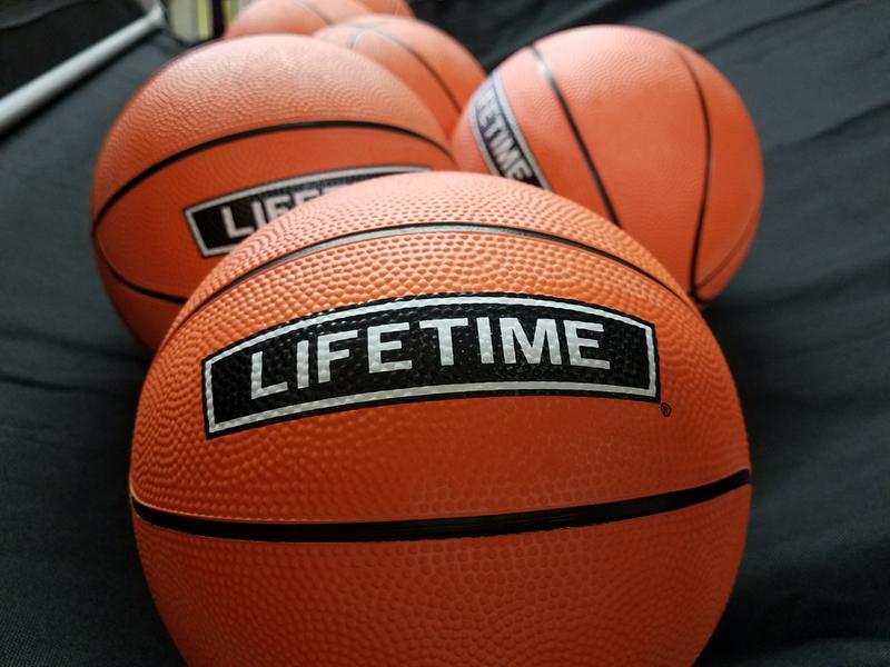 The game comes with six mini basketballs