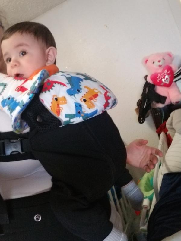 #lilleletshim Watch cartoons in the carrier ❤