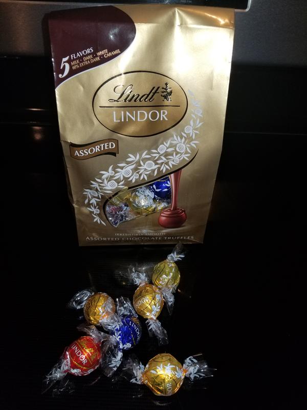 Lindt LINDOR Assorted Dark Chocolate Candy Truffles, Assorted Chocolate  with Smooth, Melting Truffle Center, 15.2 oz. Bag