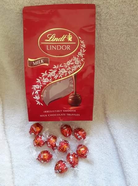 Lindt LINDOR Caramel Milk Chocolate Truffle Bar, Milk Chocolate Candy with  Smooth, Melting Truffle Center, Great for gift giving, 1.3 ounce (Pack of