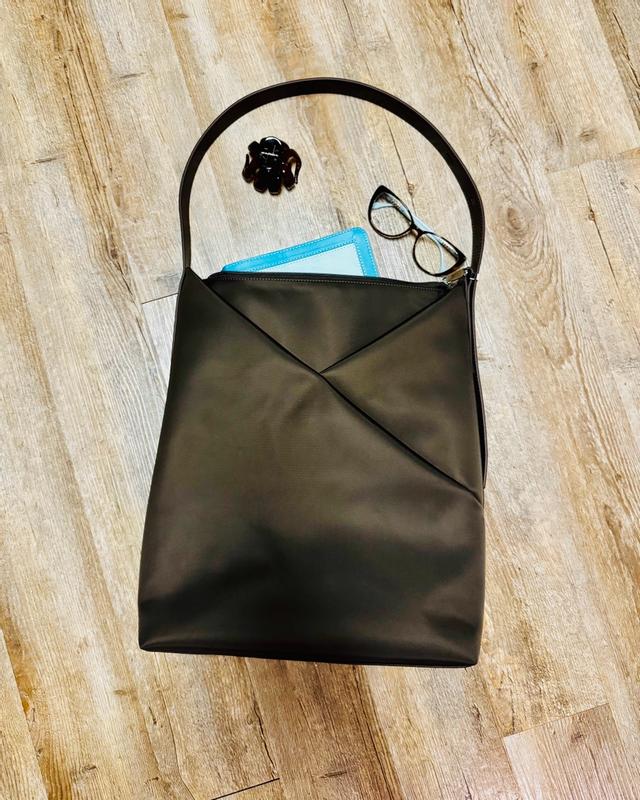 Customer photo for "Perfect everyday bag that combines modern design with practical functionality"