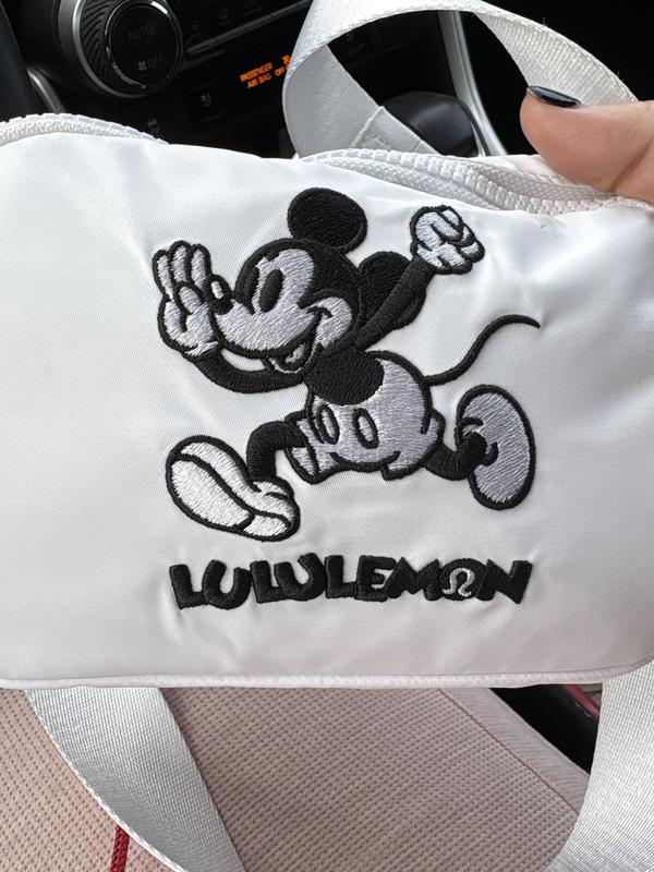 【新品未使用タグ付き】ディズニー x ルルレモン ベルトバッグ 1L ミッキー Disney x lululemon *Everywhere Belt Bag 1L Mickey in Motion