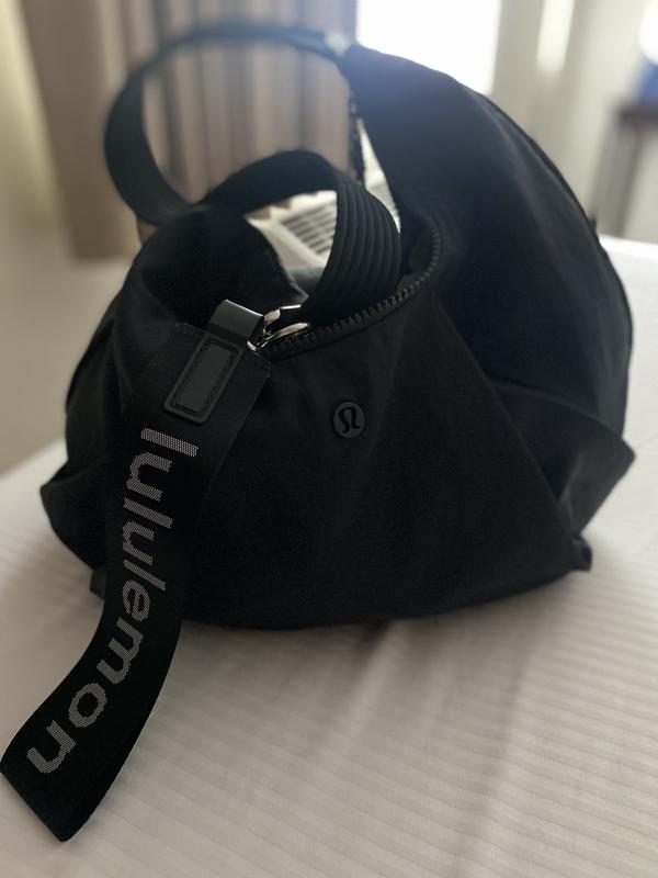 ショルダーバッグ・ポシェット ^LEATHERY^ Shimmered pleated shoulder bag BLACK LRBG4208BK Pleated Shoulder Bag 10L | lululemon SG