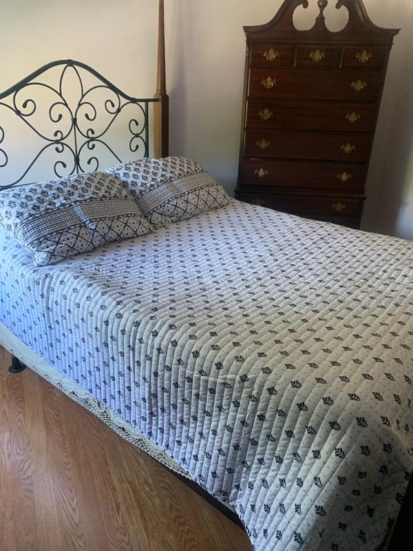 the muti-pattern shams nicely complement uniform pattern of quilt