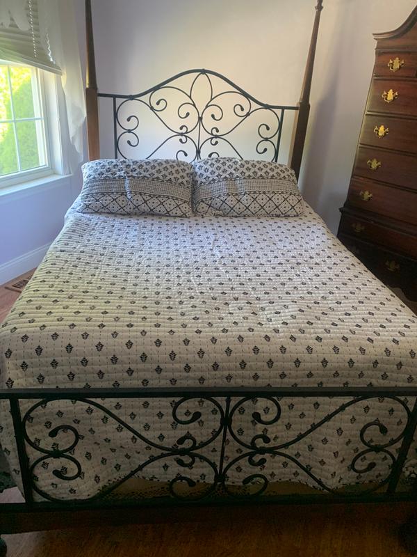 Reversible quilt quiltly changes the look of the room