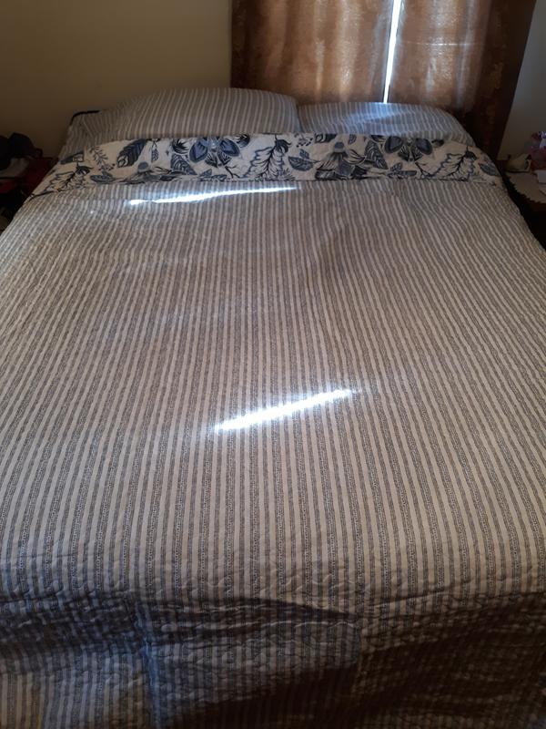 Here is the reversible side of this three-piece cotton comforter