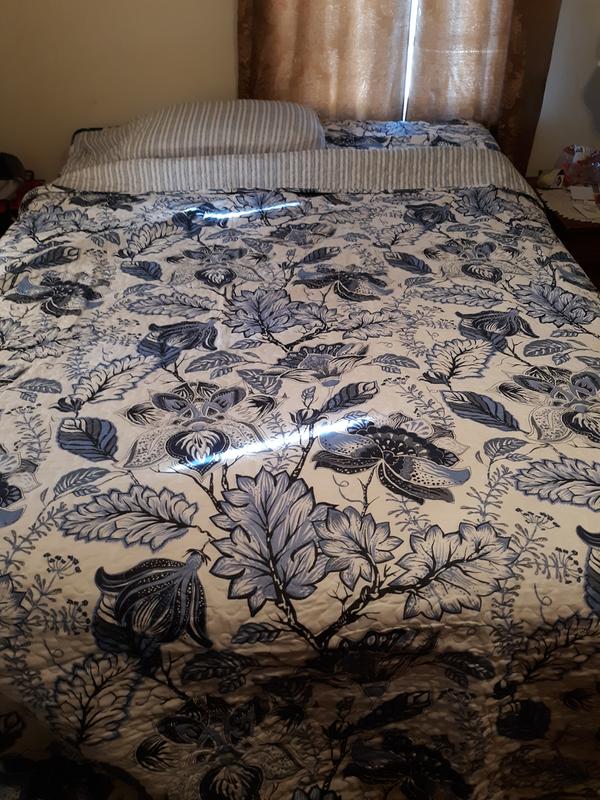 Showing both sides cotton 3-piece reversible comforter bedding ensemble