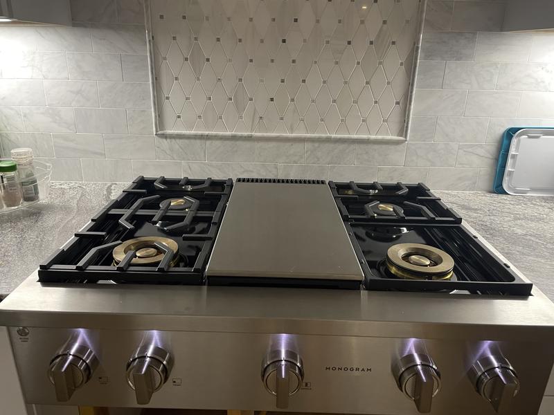 ZGU364NDPSSDIS by GE Appliances - Monogram 36 Professional Gas Rangetop  with 4 Burners and Griddle (Natural Gas)