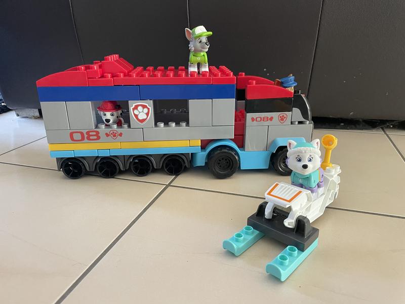 Le super camion et les 4 personnages