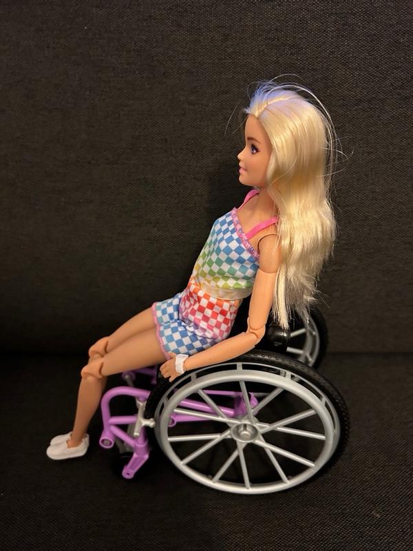  Barbie Fashionistas Doll #165 with Wheelchair and Ramp, Wavy  Blonde Hair and Tropical-Print Outfit with Accessories : Everything Else