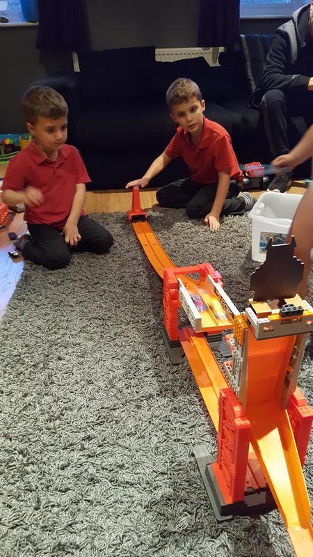 Who can knock down the monster first!?