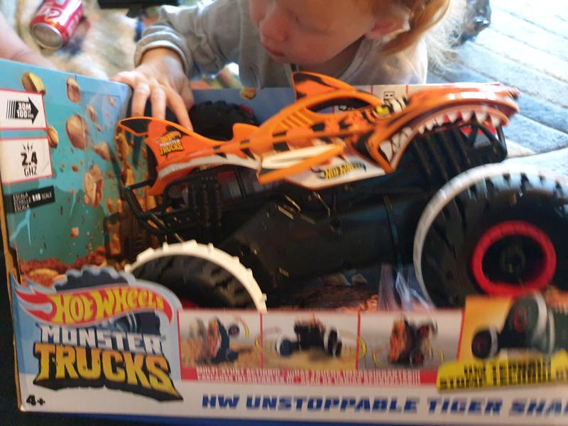 Hot Wheels Monster Trucks, Remote Control Car, Monster Truck Toy with  All-Terrain Wheels, 1:15 Scale Unstoppable Tiger Shark RC