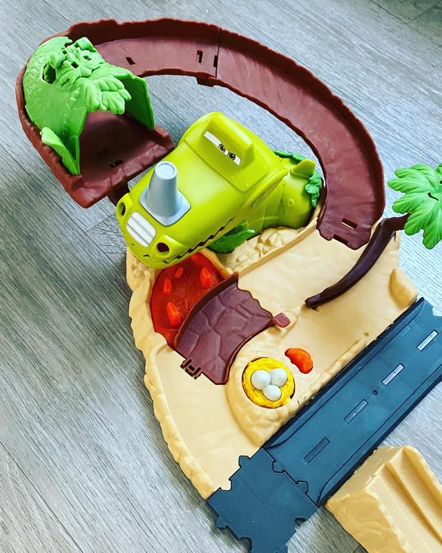 カーズ Cars on the road ディノプレイグラウンド ディズニー Disney Pixar Cars On the Road Dino Playground Playset | Toys