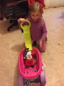 ma petite léa qui promène sont loup