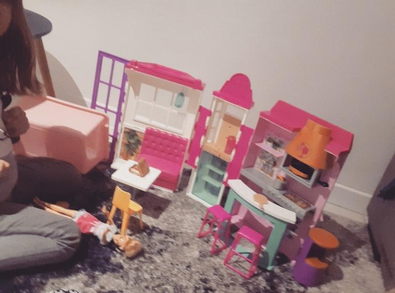 Vu d'ensemble du restaurant transportable en le repliant comme une petite valise