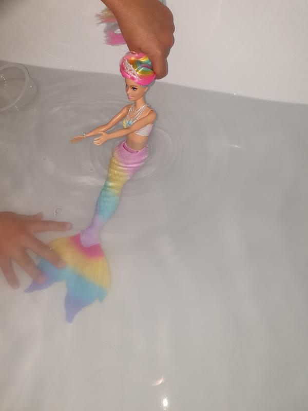 Poupée en contact avec l'eau
