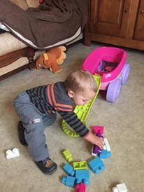 mon petit léo 1 ans qui découvre le charriot mega bloks