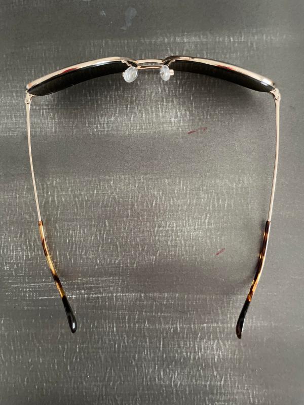 You can see in the photo where the arms turn in. That is where it hugs tightly behind the ear.