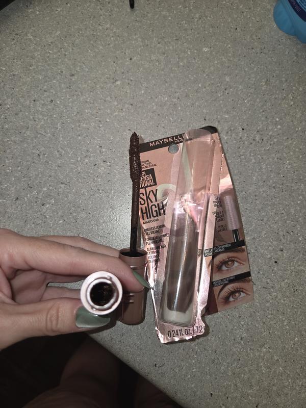 No inside stopper to pull product off for clean application, or prevent additional air entering the tube.