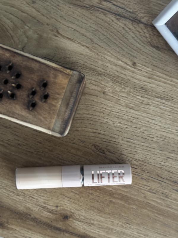 Maquillaje sencillo, tapando ojeras gracias a Maybelline.