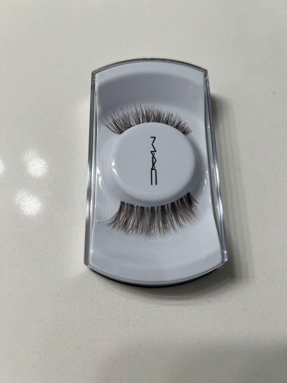 Natural cat eye look