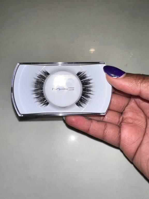 Nice and sleek packaging! Could potentially be doubled as lash storage for traveling or safely storing lashes