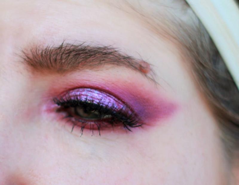 Тени нанесены влажным способом MAC Fix+