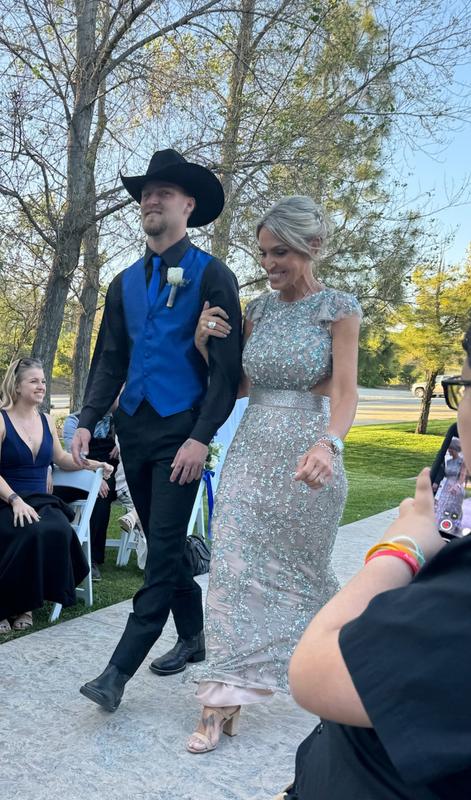 5’8 130 pounds size 4 -had it hemmed