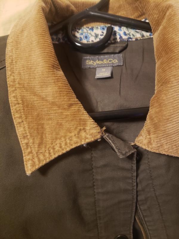 Floral lining of the collar.