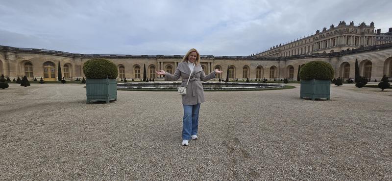 Great fit, kept me warm. I am 5'9. wear a size 12 jean, size large top. 38DD bra size. I ordered a large size and it fit like a glove. Received many compliments while visiting Versailles in Paris.
